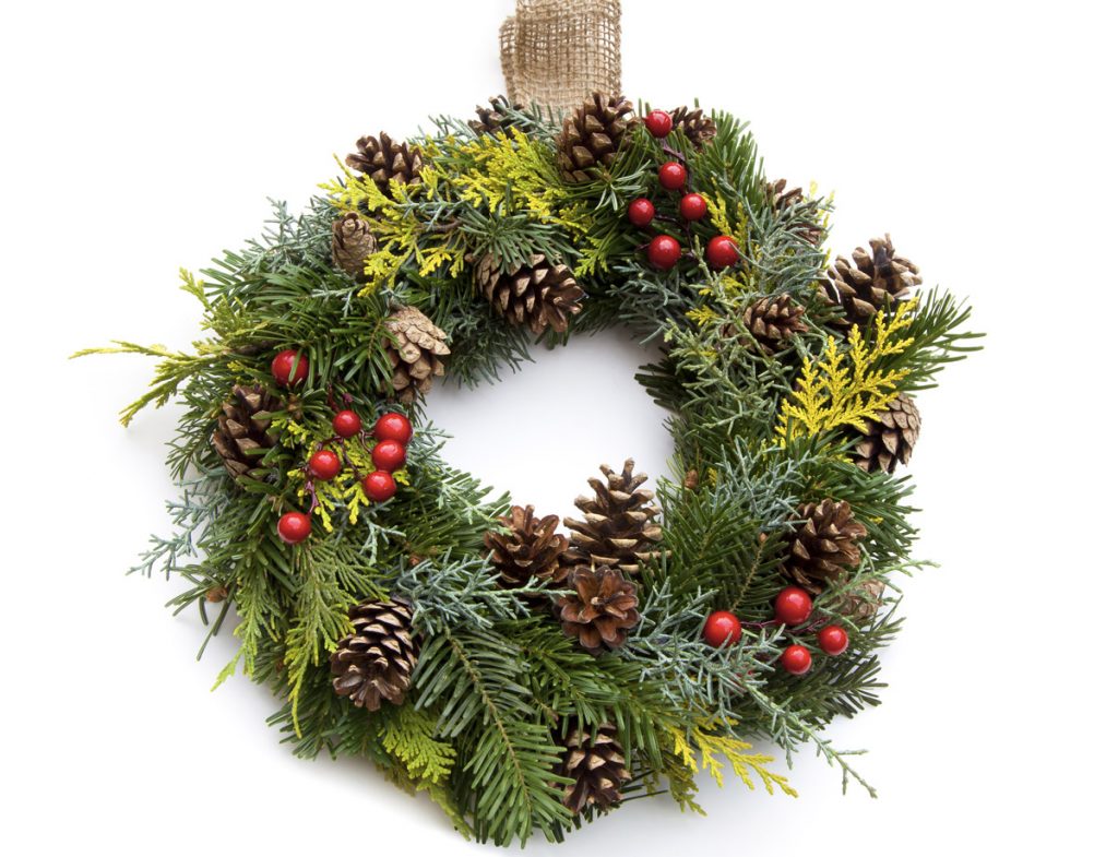 Une couronne de Noël faite à la maison en famille
