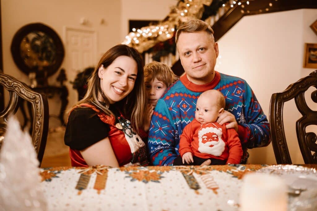 Une famille en pull moche de Noël. D'où vient cette tradition