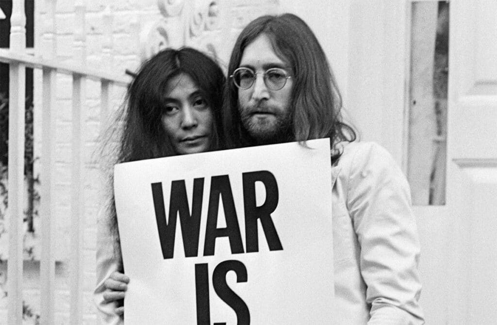 John Lennon et Yoko Ono, auteurs de Happy Xmas (War Is Over)