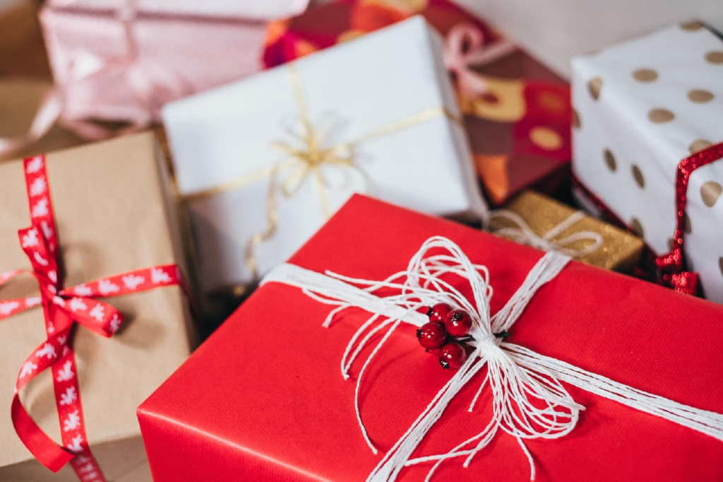 Découvrez comment choisir le cadeau de Noël parfait pour ravir vos proches. Conseils et astuces pour un Noël inoubliable.