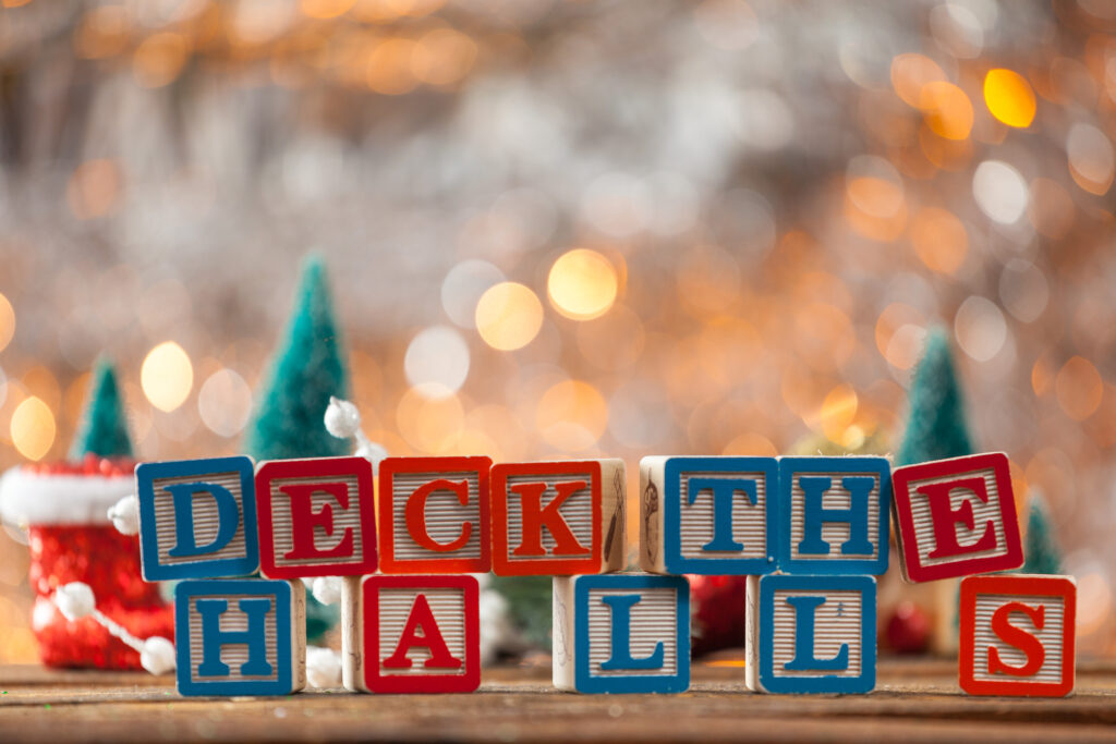 Explorez les origines et le patrimoine culturel de Deck the Halls, un incontournable de Noël. Apprenez comment ce chant a marqué les fêtes.