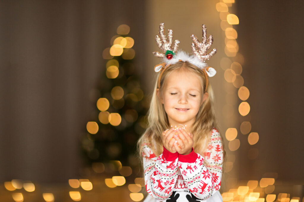 Enfant heureux jouant avec jouets éducatifs, parfait pour guide cadeaux Noël 4-7 ans