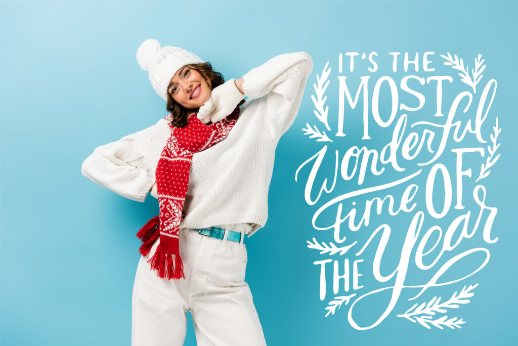 Joyeuse femme en tenue d'hiver avec slogan de Noël It's the Most Wonderful Time
