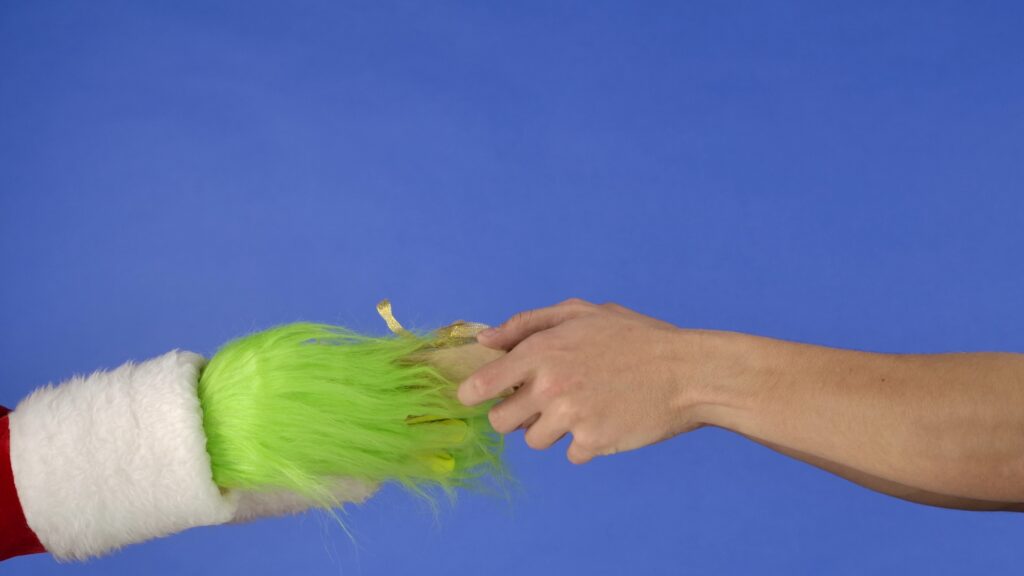 Découvrez l'histoire unique de You're a Mean One Mr. Grinch, classique de Noël qui continue de captiver les cœurs avec son charme grincheux.