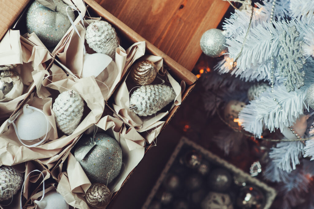Apprenez le moment idéal pour retirer votre sapin et les décorations de Noël, avec des astuces pour organiser et ranger efficacement.