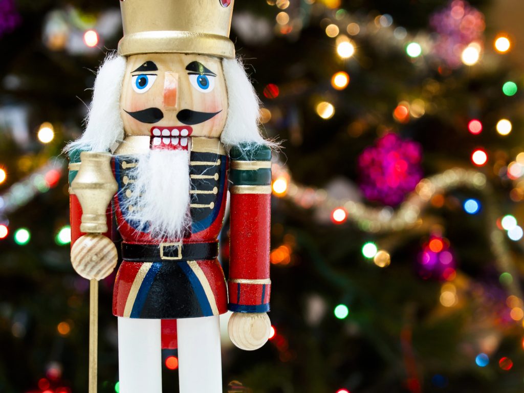 Explorez l'histoire fascinante des soldats casse-noisettes de Noël et découvrez leur place dans les traditions festives d'aujourd'hui.