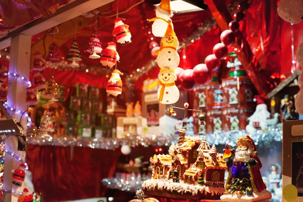 Stand artisanal sur un marché de Noël : découvrez les marchés de Noël les plus enchanteurs d'Europe. Explorez des destinations magiques et trouvez les meilleurs endroits pour célébrer Noël.