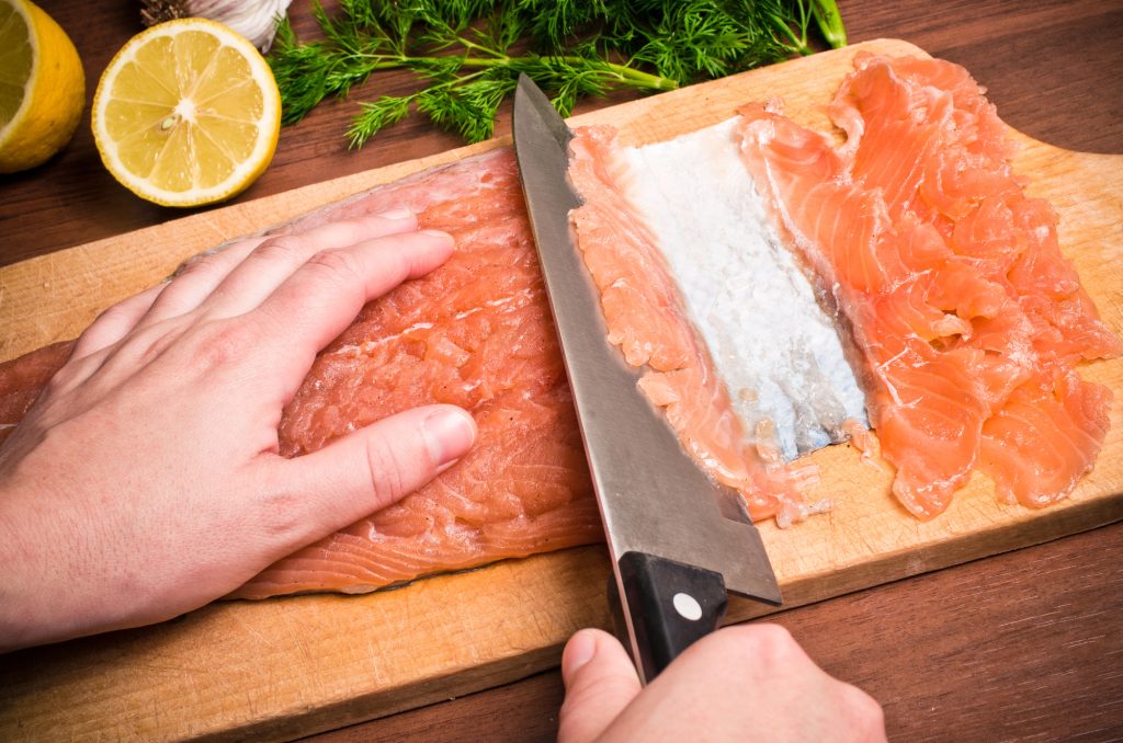 découvrez la meilleure recette pour un saumon gravlax parfait à noël, avec des astuces simples pour impressionner vos invités et régaler vos proches avec cette recette d'inspiration suédoise