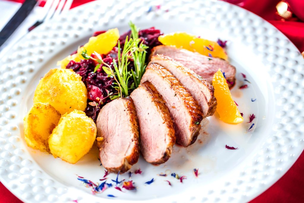 Découvrez notre recette simple et savoureuse du magret de canard au miel. Suivez nos étapes faciles pour un plat délicieux en famille à Noël