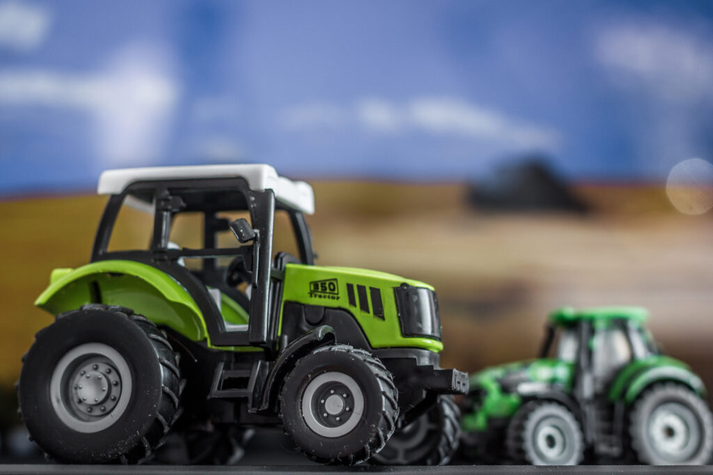 découvrez les miniatures agricoles et tracteurs miniatures, des jouets traditionnels parfaits pour noël. un cadeau intemporel qui ravira petits et grands