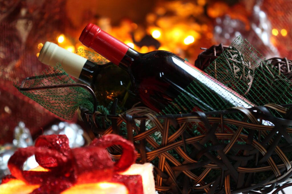 Découvrez des idées originales pour offrir du vin à Noël. Trouvez le cadeau parfait pour surprendre vos proches amateurs de vins et spiritueux.