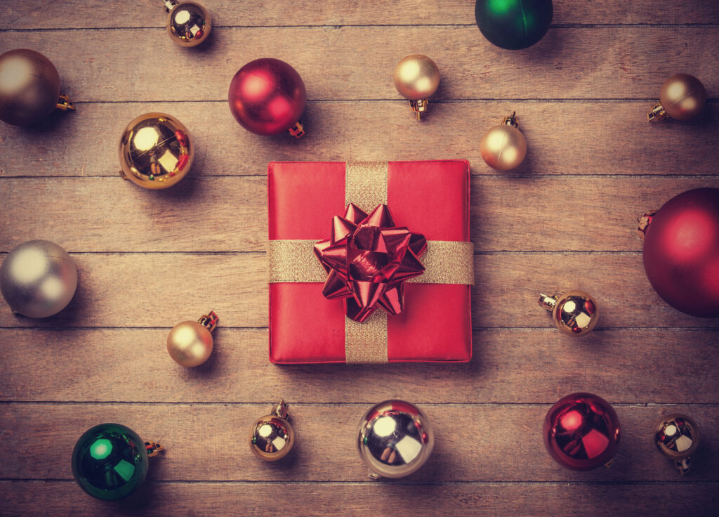découvrez comment offrir des cadeaux de noël sans dépasser votre budget grâce à des astuces simples et des bons plans malins