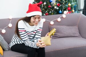 Nos astuces d'expert pour dénicher un cadeau de Noël unique sans se ruiner. Découvrez des idées originales, personnalisées et abordables pour faire plaisir à coup sûr !