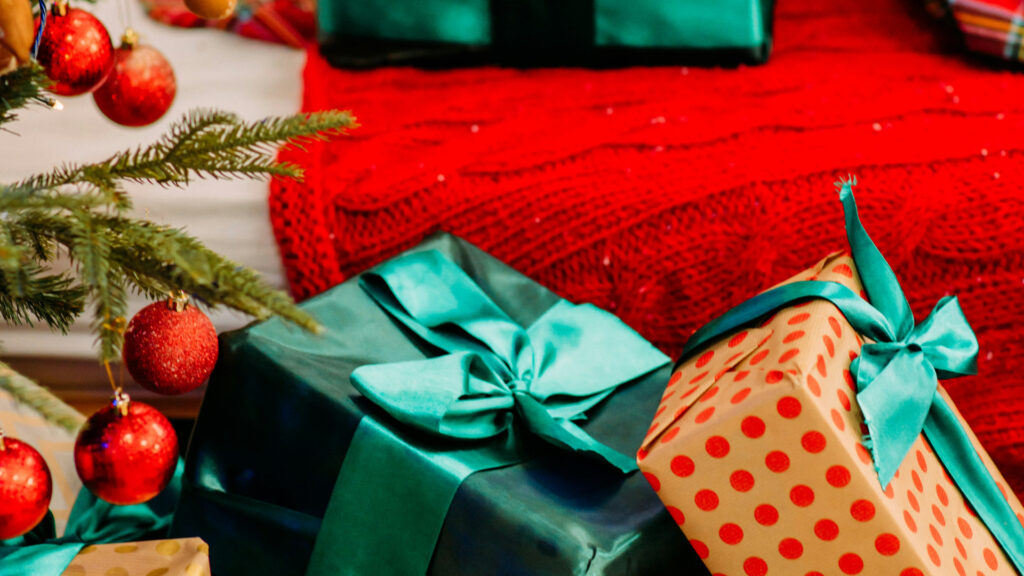 trouvez les cadeaux de noël les plus recherchés en 2025 : nouveautés, objets personnalisés et produits écoresponsables pour offrir avec style.