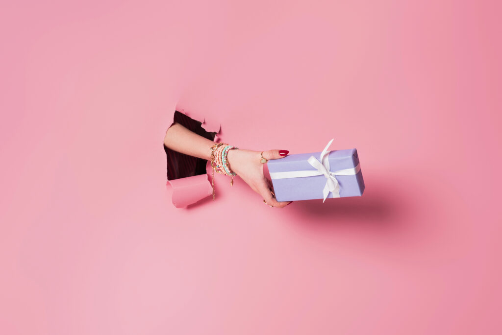 Découvrez comment choisir des bijoux pour Noël, des idées tendance et des conseils pour offrir un cadeau mémorable et personnalisé à vos proches.