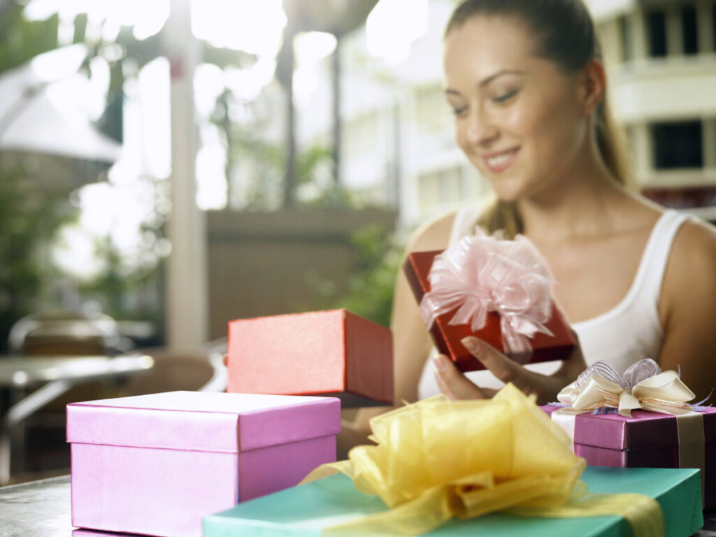 Envie de surprendre une femme avec un cadeau personnalisé ? Voici toutes nos idées cadeaux pour femme (bijoux, objets déco, coffrets, mug, photo) et pour toutes les occasions en 2025.