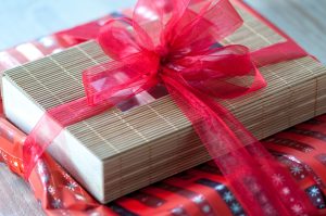 Pour offrir un cadeau de Noël sans plastique, le bambou est une alternative concrète : stylo gravé, pailles réutilisables, brosse à dents biodégradable, peigne naturel. Ces objets du quotidien en bambou remplacent leurs équivalents plastique, durent plusieurs années et peuvent être personnalisés avec un prénom ou un message.