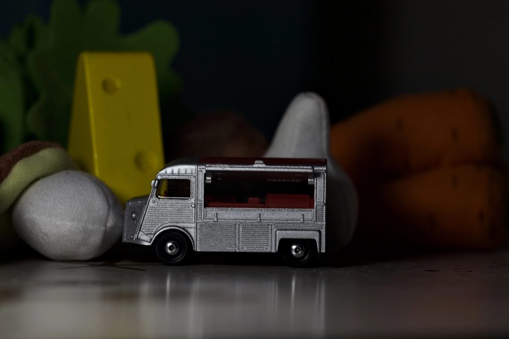 Fourgon Citroën Type H miniature au milieu de jouets d'enfant