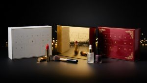 Trois coffrets calendriers de l'Avent beauté alignés, version carton, métal doré et édition luxe