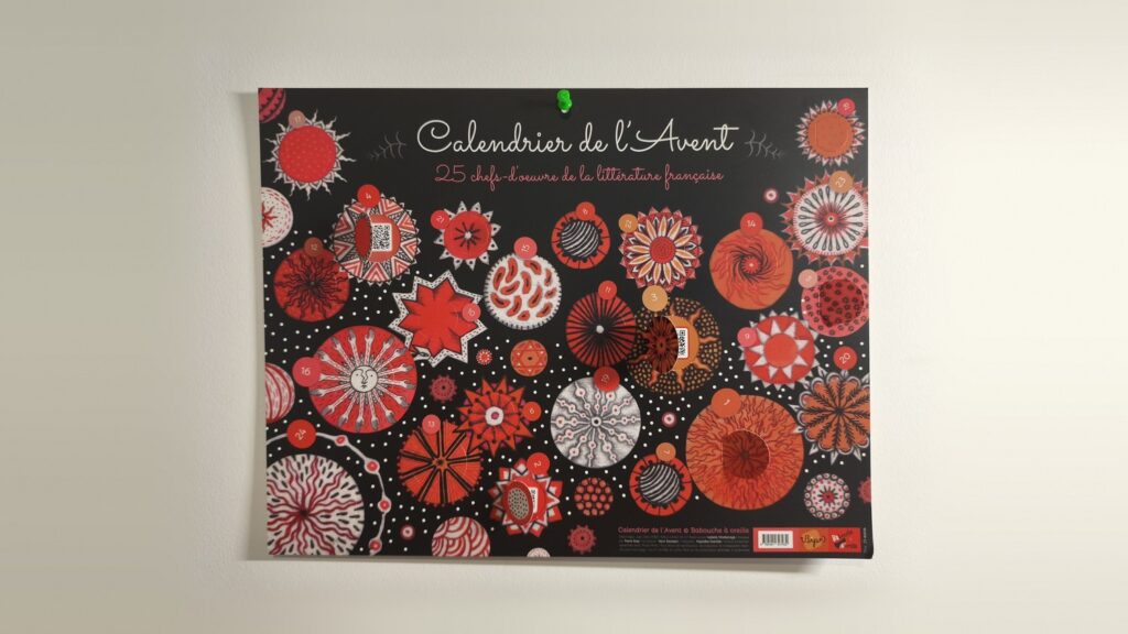 Calendrier de l'Avent sonore ados-adultes Babouche à oreille accroché au mur, fenêtres ouvertes sur leurs QR codes