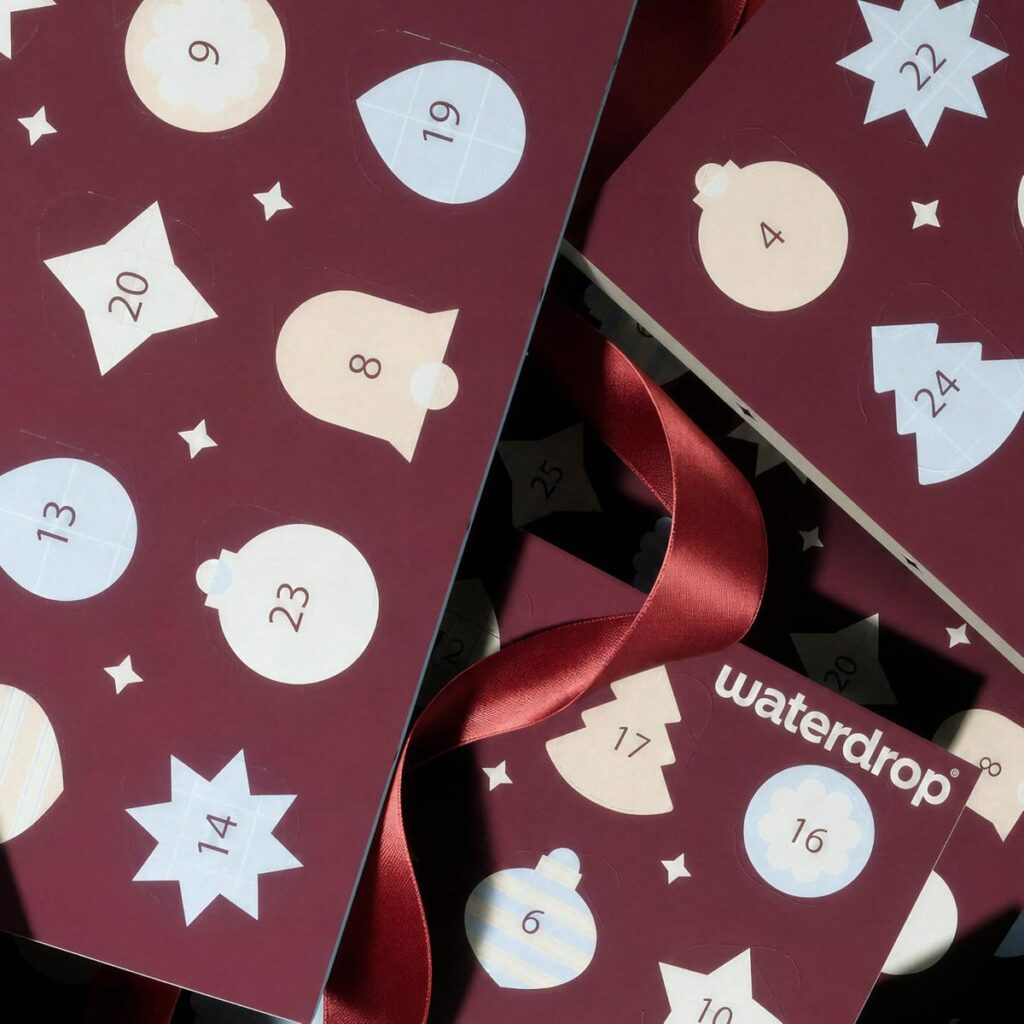 Façade du calendrier de l’Avent waterdrop bordeaux avec ses cases numérotées en forme de boules, cloches et étoiles