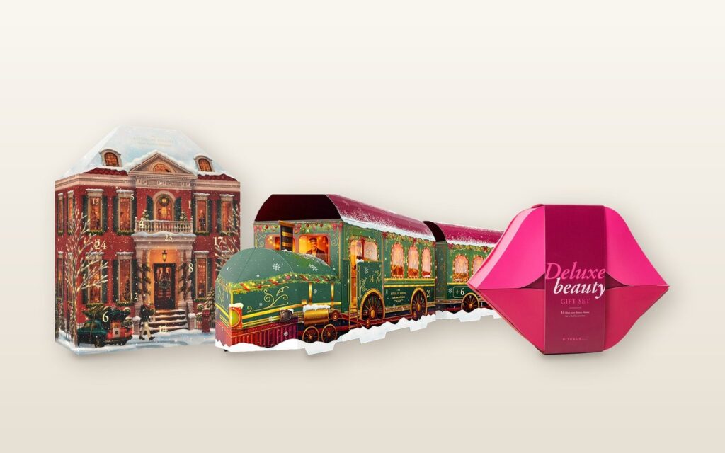 Les calendriers de l'Avent Rituals 2026 : la maison enneigée Classic, le train Premium et le coffret Deluxe Beauty en forme de lèvres